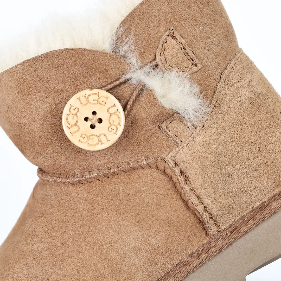 Pick up locally 💰540 The core recommendation is good price UGG basic Bailey twist style Xiaohongshu hot style Henan Longfeng leather production Sheepskin integrated top quality in the market 2-3 cm cashmere insole to keep warm in winter and a very suitable choice for home use UUG has launched a style series in the new year, which is partially geared towards the preferences of young consumers and has also moved to the forefront of fashion trends. Shoe body material Water-repellent coated suede upper 17mm UGGPURE™ implanted wool insole Lightweight non-slip comfortable rubber outsole With brand LOGO Trademark Comes with full packaging Size: 35 36 37 38 39 40